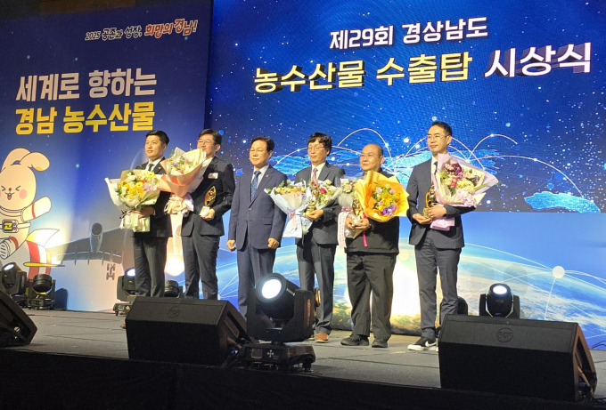 삼양식품 밀양공장이 경남 농수산물 수출탑 시상식에서 2억5000만달러 수출탑을 수상했다. /사진=삼양식품