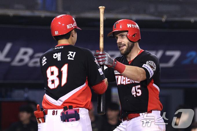 27일 오후 서울 잠실야구장에서 열린 프로야구 '2025 신한 SOL뱅크 KBO 리그' KIA와 LG의 경기 8회초 KIA 공격 1사 주자 없는 상황 위즈덤이 솔로 홈런을 친 후 베이스를 돌고 있다. 2025.6.27/뉴스1 ⓒ News1 신웅수 기자