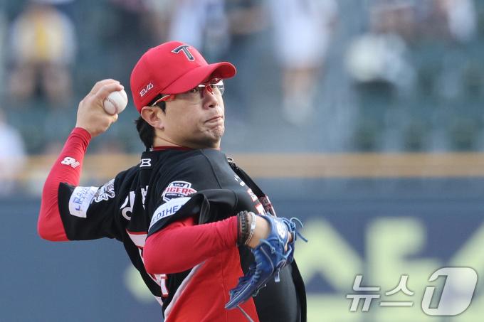 27일 오후 서울 잠실야구장에서 열린 프로야구 '2025 신한 SOL뱅크 KBO 리그' KIA와 LG의 경기에서 KIA 선발 양현종이 역투하고 있다. 2025.6.27/뉴스1 ⓒ News1 신웅수 기자