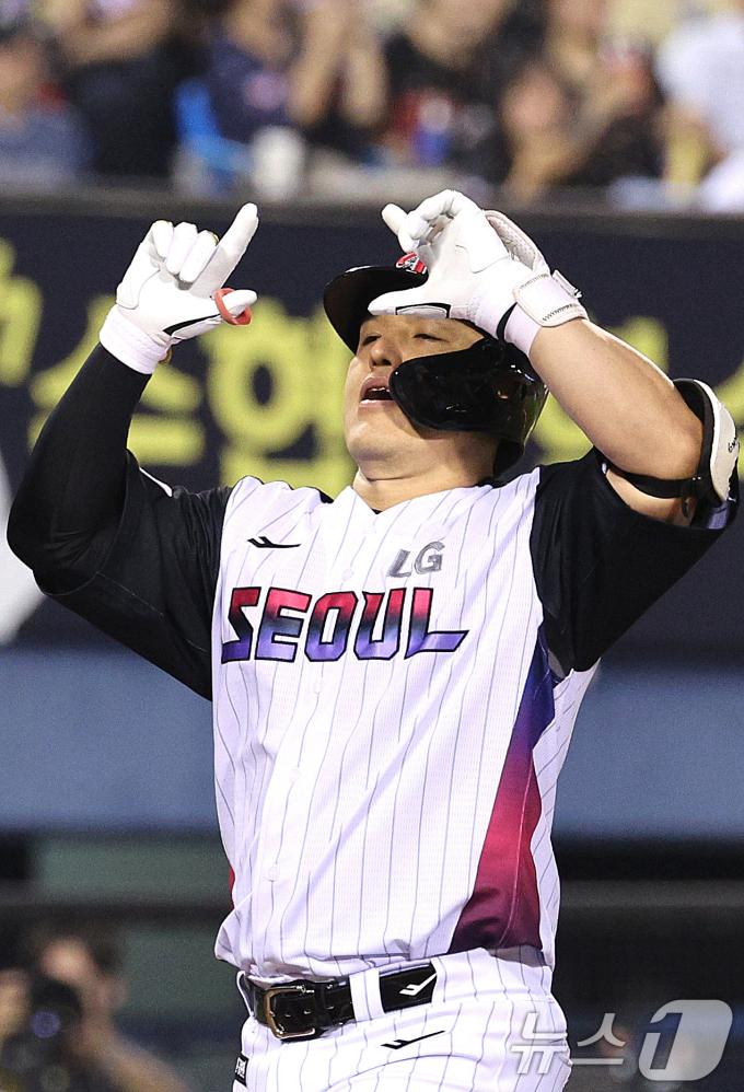 27일 오후 서울 잠실야구장에서 열린 프로야구 '2025 신한 SOL뱅크 KBO 리그' KIA와 LG의 경기 6회말 LG 공격 2사 1, 3루 상황에서 박동원이 홈런을 친 후 세리머니 하고 있다. 2025.6.27/뉴스1 ⓒ News1 신웅수 기자