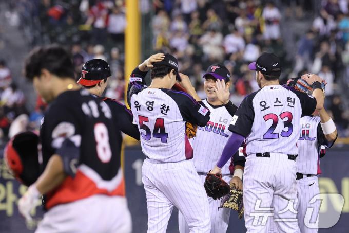 27일 오후 서울 잠실야구장에서 열린 프로야구 '2025 신한 SOL뱅크 KBO 리그' KIA와 LG의 경기에서 유영찬을 비롯한 LG 선수들이 4대 3으로 승리한 후 기쁨을 나누고 있다. 2025.6.27/뉴스1 ⓒ News1 신웅수 기자