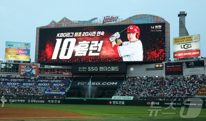 SSG 최정이 27일 인천 SSG랜더스필드에서 열린 '2025 신한 SOL뱅크 KBO 리그' 한화 이글스와 SSG 랜더스의 경기에서 3회 3점 홈런을 치며 20시즌 연속 두 자릿수 홈런의 대기록을 세우고 있다. (SSG 랜더스 제공. 재판매 및 DB금지) 2025.6.27/뉴스1