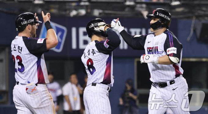 27일 오후 서울 잠실야구장에서 열린 프로야구 '2025 신한 SOL뱅크 KBO 리그' KIA와 LG의 경기 6회말 LG 공격 2사 1, 3루 상황에서 박동원이 홈런을 친 후 동료들과 기쁨을 나누고 있다. 2025.6.27/뉴스1 ⓒ News1 신웅수 기자