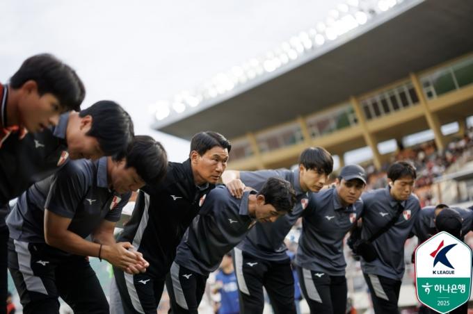 부산아이파크를 이끄는 조성환 감독은 승격에 도전하려면 승점 1점의 소중함을 깨달아야 한다고 말했다. (한국프로축구연맹 제공)