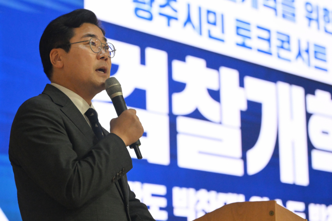 박찬대 더불어민주당 당대표 예비후보가 28일 오전 광주 북구 국립 5·18 민주묘지를 참배했다. 박 후보가 27일 오후 광주 동구 전일빌딩 245에서 열린 신속한 검찰개혁을 위한 광주시민 토크콘서트에 참석해 발언하고 있다. /사진=뉴시스