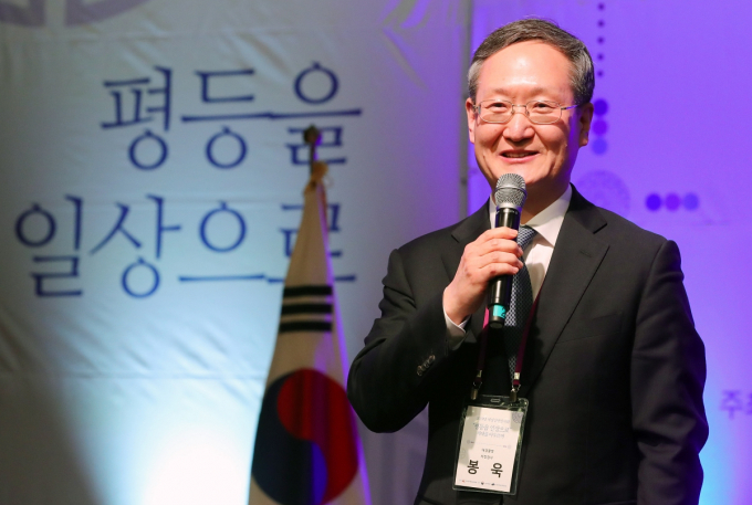 정부가 차기 민정수석으로 문재인 정부에서 대검찰청 차장검사를 지낸 봉욱 김앤장 법률사무소 변호사를 검토하고 있는 것으로 알려졌다.  /사진=뉴시스