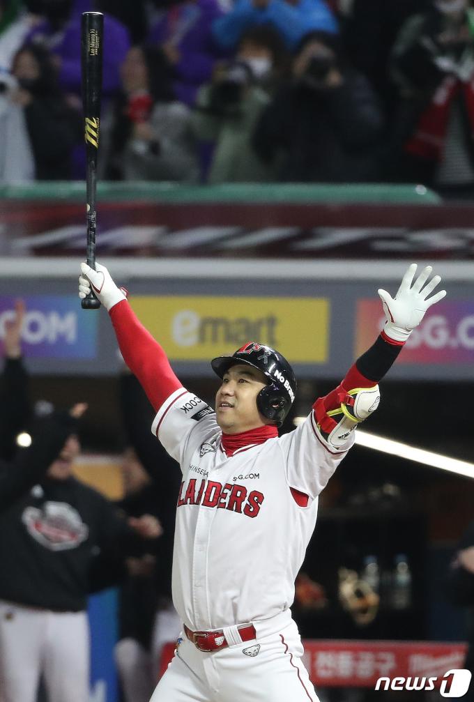 7일 오후 인천시 미추홀구 SSG 랜더스필드에서 열린 프로야구 '2022 신한은행 SOL KBO 포스트시즌' 한국시리즈 5차전 키움 히어로즈와 SSG 랜더스의 경기 9회말 무사 1,3루 상황 SSG 김강민이 키움 최원태를 상대로 끝내기 3점 홈런을 치고 세리머니를 하고 있다. 2022.11.7/뉴스1 ⓒ News1 임세영 기자