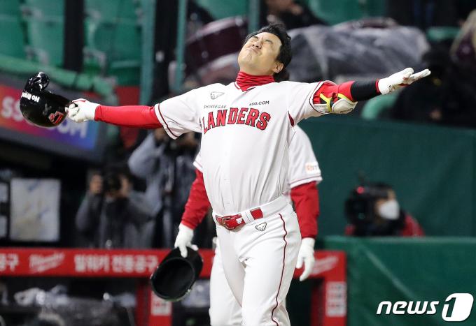 7일 오후 인천시 미추홀구 SSG 랜더스필드에서 열린 프로야구 '2022 신한은행 SOL KBO 포스트시즌' 한국시리즈 5차전 키움 히어로즈와 SSG 랜더스의 경기, SSG 김강민이 9회말 무사 1,3루 상황에서 끝내기 홈런을 치고 세리머니를 하고 있다. 2022.11.7/뉴스1 ⓒ News1 김진환 기자