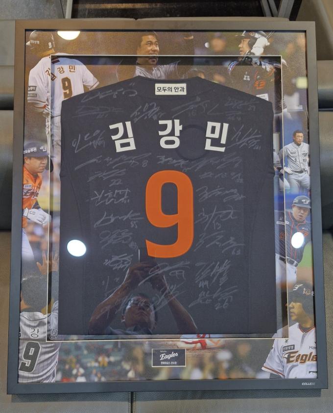 한화 선수단이 김강민에게 전달할 친필 사인 유니폼 액자.(한화 이글스 제공)