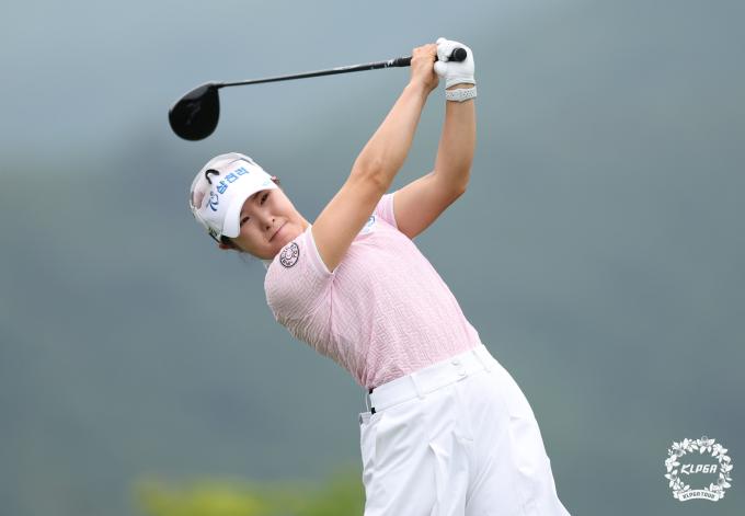 고지우가 28일 강원도 용평 버치힐CC에서 열린 '맥콜 모나 용평 오픈 Wih SBSGolf' 2라운드 1번 홀에서 티샷을 하고 있다. (KLPGA 제공. 재판매 및 DB 금지) 2025.6.28/뉴스1