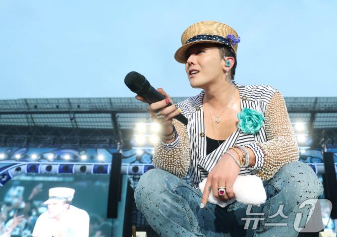 빅뱅 지드래곤이 28일 오후 인천 서구 인천아시아드 주경기장에서 열린 '싸이 흠뻑쇼 SUMMER SWAG 2025 - 인천'에 깜짝 게스트로 등장해 팬과 소통하고 있다. ⓒ News1 권현진 기자