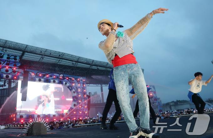 빅뱅 지드래곤이 28일 오후 인천 서구 인천아시아드 주경기장에서 열린 '싸이 흠뻑쇼 SUMMER SWAG 2025 - 인천'에 깜짝 게스트로 참석해 멋진 무대를 선보이고 있다. ⓒ News1 권현진 기자