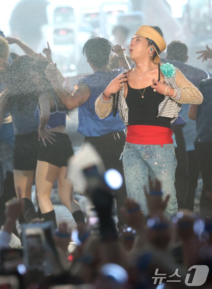 빅뱅 지드래곤이 28일 오후 인천 서구 인천아시아드 주경기장에서 열린 '싸이 흠뻑쇼 SUMMER SWAG 2025 - 인천'에 특별 게스트로 출연해 열정적인 무대를 선보이고 있다. ⓒ News1 권현진 기자