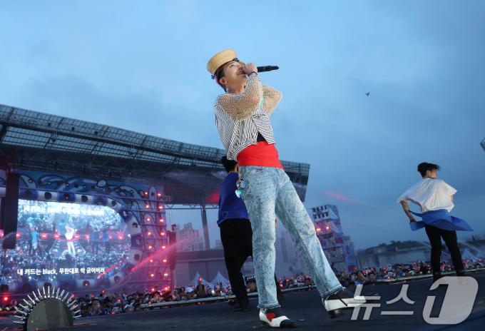 빅뱅 지드래곤이 28일 오후 인천 서구 인천아시아드 주경기장에서 열린 '싸이 흠뻑쇼 SUMMER SWAG 2025 - 인천'에 깜짝 게스트로 등장해 화려한 무대를 선보이고 있다. ⓒ News1 권현진 기자