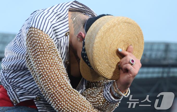 빅뱅 지드래곤이 28일 오후 인천 서구 인천아시아드 주경기장에서 열린 '싸이 흠뻑쇼 SUMMER SWAG 2025 - 인천'에 특별 게스트로 출연해 환호하는 팬들에게 하트를 보내고 있다. ⓒ News1 권현진 기자