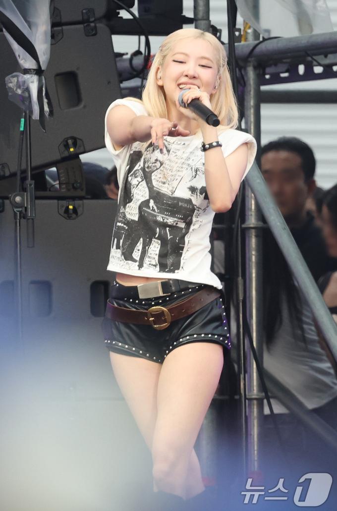 블랙핑크 로제가 28일 오후 인천 서구 인천아시아드 주경기장에서 열린 '싸이 흠뻑쇼 SUMMER SWAG 2025 - 인천'에 특별 게스트로 출연해 화려한 무대를 선보이고 있다. ⓒ News1 권현진 기자