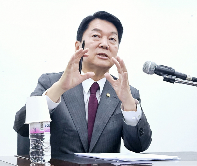 안철수 국민의힘 의원이 29일 독립적인 외부 전문가가 주도하는 대선 백서를 추진해야 한다고 제안했다. 사진은 안 의원(경기 성남시 분당구갑)이 지난 18일 대구 수성구 범어동 국민의힘 대구시당에서 간담회를 열고 취재진 질문에 답하는 모습. /사진=뉴스1