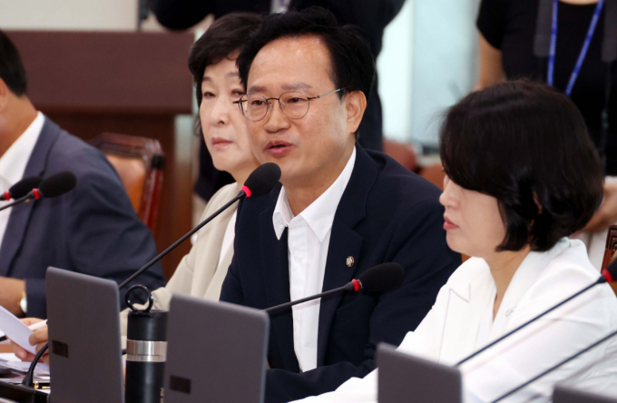 더불어민주당 북한이탈주민특별위원장인 송재봉 의원이 대북전단 등 위법행위 예방법을 29일 발의했다. 사진은 송 의원이 지난해 8월19일 오전 서울 여의도 국회에서 열린 산자위 전체회의에서 의사진행 발언 하는 모습. /사진=뉴시스