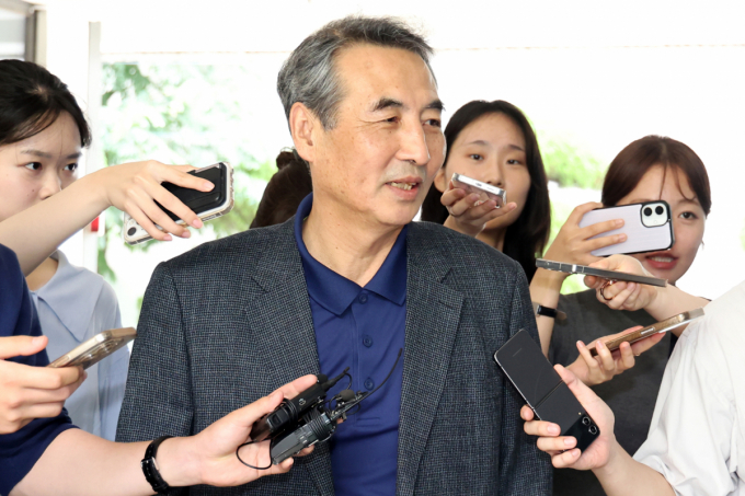 김건희 여사가 퇴원하면서 특검 소환 조사가 임박했단 전망이 나오고 있다. 사진은 김 여사 의혹 관련 사건을 맡은 민중기 특별검사가 29일 오전 서울 서초구 사무실로 출근하는 모습. /사진=뉴스1 