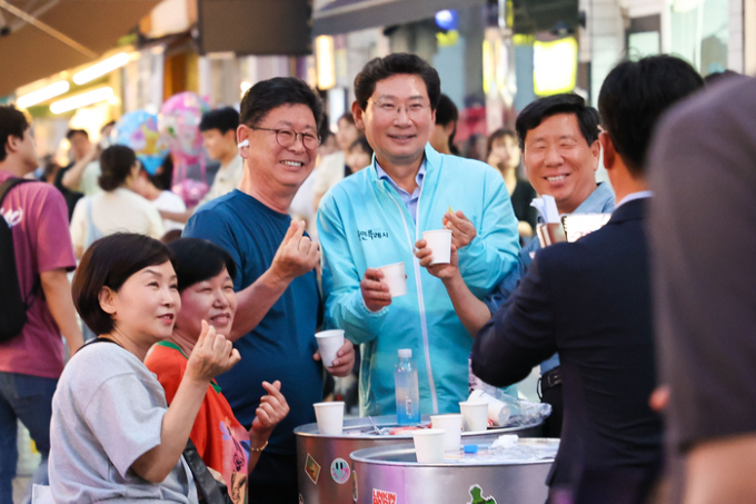 이상일 용인특례시장이 27일 용인중앙시장 별빛마당 야시장 축제에 참석해 시민들과 소통을 이어갔다. /사진제공=용인특레시