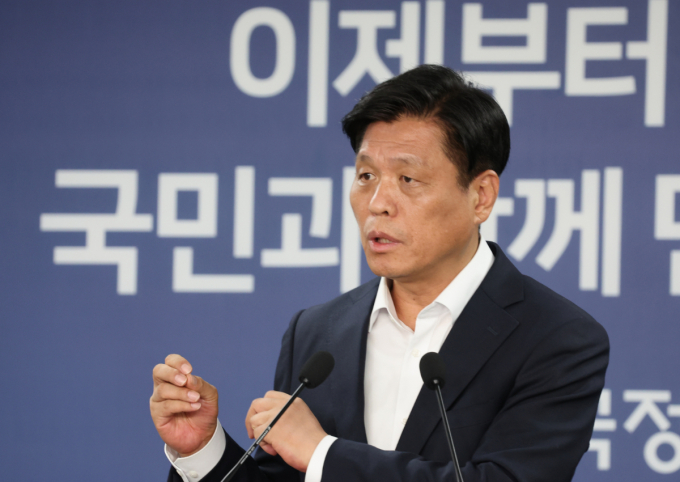  국정기획위원회가 이재명 정부의 조직개편 초안을 조만간 마련할 전망이다. 사진은 조승래 국정기획위원회 대변인이 29일 서울 종로구 정부서울청사 별관 국정기획위원회에서 열린 현안 관련 기자간담회에 참석해 발언하는 모습. /사진=뉴시스