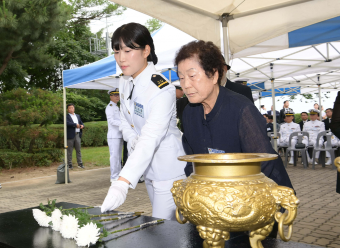 29일 해군제2함대사령부에서 거행된 제2연평해전 승전 23주년 기념행사에서 고(故) 조천형 상사의 딸인 조시은 소위(왼쪽)와 모친 임헌순 여사(오른쪽)가 제2연평해전 전승비에서 헌화하고 있다. /사진제공=해군
