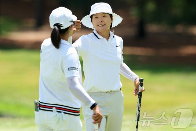LPGA투어 팀 대회에서 우승한 임진희와 이소미. ⓒ AFP=뉴스1