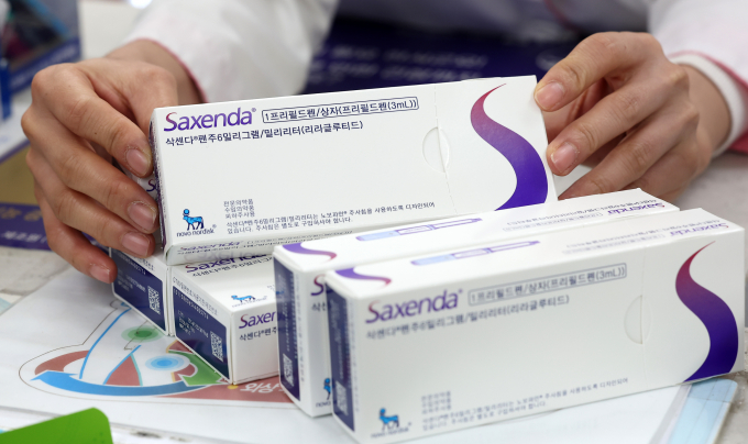 영국 보건 당국이 체중 감량과 당뇨 치료를 위한 주사제인 위고비, 오젬픽 등을 사용 후 급성 췌장염을 호소하는 사례가 발생하자 해당 약물에 대한 부작용 조사를 시작했다. 사진은 지난해 10월28일 서울 강남구 한 약국에서 약사가 입고된 비만치료제 '삭센다'를 정리한 모습. /사진=뉴스1