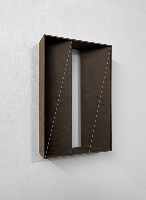 오종 Cabinet #2, 27.6 x 18.4 x 5.8 cm, 나무판, 못, 실, 2025 (누크갤러리 제공)