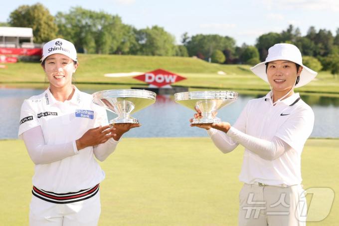 임진희와 이소미가 30일(한국시간) 열린 LPGA투어 도우 챔피언십에서 우승한 뒤 트로피를 들고 기념 촬영을 하고 있다. ⓒ AFP=뉴스1