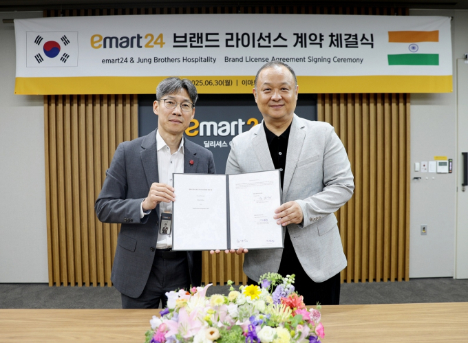 이마트24가 30일 서울 성동구 본사에서 인도의 부동산 개발회사 '솔리테어 그룹'과 현지 한인 사업가 '피터 정' 대표와 브랜드 라이선스 계약을 체결했다고 밝혔다. 이마트24 최진일 대표(사진 왼쪽), 인도 시장 1세대 한인 사업가 피터 정(Jung Brothers Hospitality CEO)대표가 인도 진출을 위한 브랜드 라이선스 계약을 체결 후 기념 촬영을 하고 있다./사진=이마트24