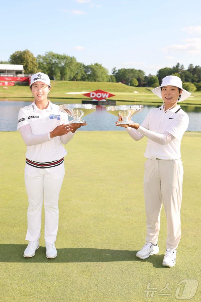 LPGA투어 도우 챔피언십에서 우승한 임진희와 이소미. ⓒ AFP=뉴스1