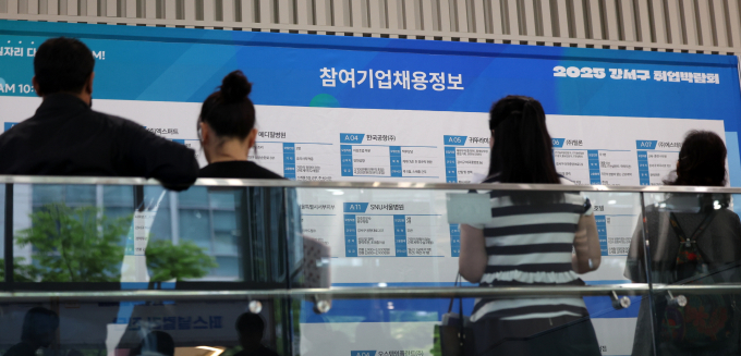 경영·경제학과 교수들은 '일자리 창출'을 새 정부가 가장 중점적으로 살펴봐야 할 고용노동 관련 정책으로 꼽았다. 사진은 최근 서울 강서구 마곡 서울창업허브엠플러스에서 열린 2025 강서구 취업박람회에서 구직자들이 참여기업채용정보 게시판을 살펴보는 모습. /사진=뉴시스