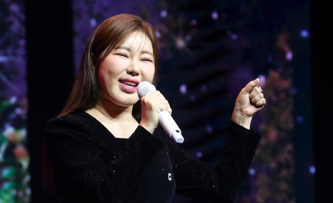 가수 송가인이 '미스트롯' 시즌1 멤버들과 30일 '아침마당'에 출연해 '첫정' 콘서트에 대해 소개했다. 사진은 가수 송가인이 지난 2월 서울 강서구 등촌동 스카이아트홀에서 열린 정규 4집 '가인;달' 발매 기념 쇼케이스에서 무대를 선보이고 있는 모습. /사진=뉴시스