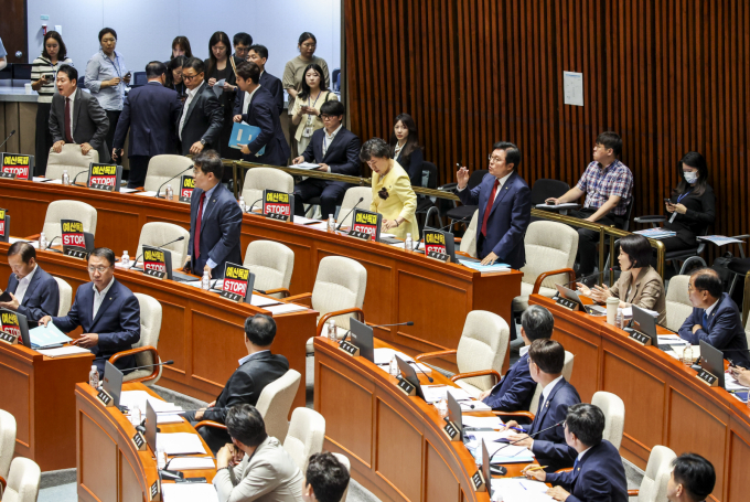 국회 예산결산특별위원회 소속 국민의힘 의원들이 추경안 일정을 재공지하지 않는다면 종합정책질의에 들어가지 않겠다며 보이콧을 선언했다. 사진은 박형수 국민의힘 예결위 간사를 포함해 같은당 예결위 소속 위원들이 30일 서울 여의도 국회에서 열린 예산결산특별위원회 전체회의에서 정회를 요구하며 퇴장하는 모습. /사진=뉴시스