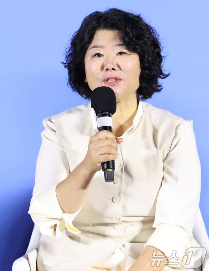 배우 이정은이 30일 오전 서울 용산구 CGV 용산아이파크몰에서 진행된 영화 '좀비딸'(감독 필감성)의 제작보고회에서 인사말을 하고 있다. '좀비딸'은 이 세상 마지막 남은 좀비가 된 딸을 지키기 위해 극비 훈련에 돌입한 딸바보 아빠의 코믹 드라마다. 2025.6.30/뉴스1 ⓒ News1 권현진 기자