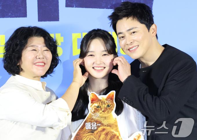 배우 이정은(왼쪽부터)과 최유리, 조정석이 30일 오전 서울 용산구 CGV 용산아이파크몰에서 진행된 영화 '좀비딸'(감독 필감성)의 제작보고회에서 포즈를 취하고 있다. '좀비딸'은 이 세상 마지막 남은 좀비가 된 딸을 지키기 위해 극비 훈련에 돌입한 딸바보 아빠의 코믹 드라마다. 2025.6.30/뉴스1 ⓒ News1 권현진 기자