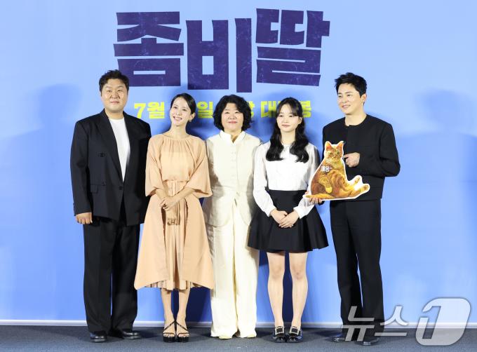 배우 윤경호(왼쪽부터)과 조여정, 이정은, 최유리, 조정석이 30일 오전 서울 용산구 CGV 용산아이파크몰에서 진행된 영화 '좀비딸'(감독 필감성)의 제작보고회에서 포즈를 취하고 있다. '좀비딸'은 이 세상 마지막 남은 좀비가 된 딸을 지키기 위해 극비 훈련에 돌입한 딸바보 아빠의 코믹 드라마다. 2025.6.30/뉴스1 ⓒ News1 권현진 기자