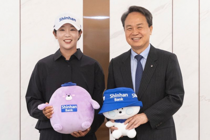 지난 4월 진옥동 신한금융그룹 회장(오른쪽)과 임진희 선수가 후원 계약을 마치고 기념촬영을 하고 있다. /사진=신한금융 