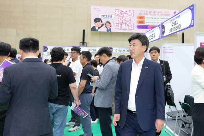 방세환 경기 광주시장(앞줄 오른쪽)이 27일 광주시문화스포츠센터에서 열린 '2025년 광주시 채용박람회–가까이에서 일 잡고! 촘촘하게 꿈 잡고!' 행사에서 현장 채용 과정을 점검하고 있다. /사진제공=경기 광주시