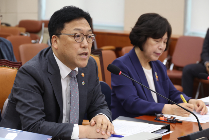 김병환 금융위원장이 30일 오전 서울 여의도 국회에서 열린 정무위 전체회의에서 추경안 관련 의원의 질의에 답변하고 있다. /사진=뉴시