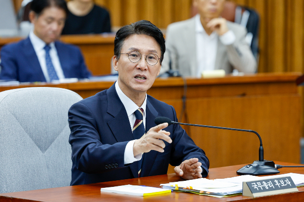 국민의힘이 김민석 국무총리 후보자를 둘러싼 '6억원 돈다발' 의혹에 대해 현수막을 만들어 전국에 내걸었다. 사진은 김민석 국무총리 후보자가 인사청문회에 출석해 주진우 국민의힘 의원 질의에 답하는 모습. /사진=뉴스1