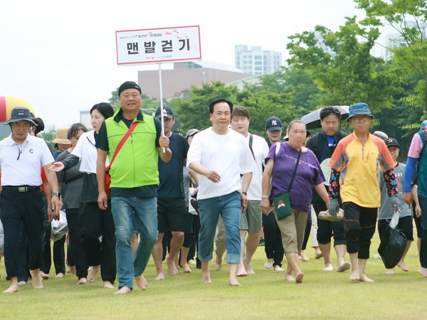 지난 2024년 6월 오산천 맨발 걷기대회 모습. /사진제공=오산시