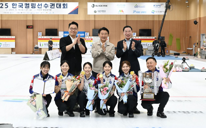 김동근 의정부시장(뒷줄 가운데)이 한국컬링선수권대회에서 여자부 우승을 차진한 경기도청 컬링팀과 기념촬영하고 있다./사진제공=의정부시