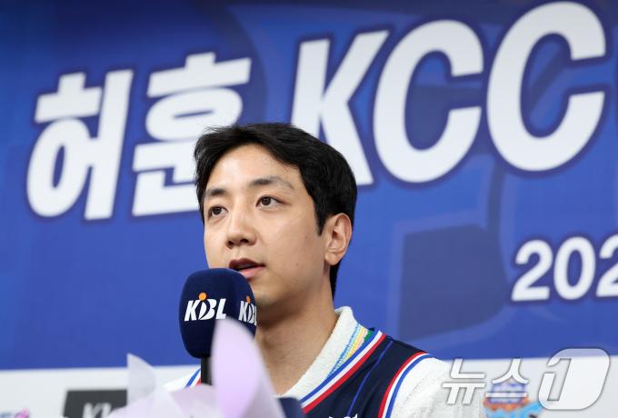 부산 KCC 이지스로 이적한 허훈이 29일 서울 강남구 KBL센터에서 열린 입단식에서 입단 소감을 전하고 있다. 허훈은 부산 KCC와 계약 기간 5년, 보수 총액 8억원(연봉 6억5000만원·인센티브 1억5000만원)에 계약했다. 이로써 허훈은 형 허웅과 연세대 시절 이후 11년 만에 한솥밥을 먹게 됐다. 2025.5.29/뉴스1 ⓒ News1 김성진 기자