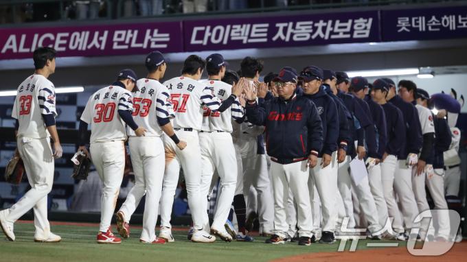 7일 오후 부산 사직야구장에서 열린 '2025 신한 SOL 뱅크 KBO리그' 프로야구 롯데 자이언츠와 SSG 랜더스의 경기에서 6대 2로 승리한 롯데 선수들이 기뻐하고 있다. 2025.5.7/뉴스1 ⓒ News1 윤일지 기자
