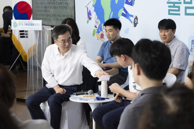 30일 시흥에코센터에서 진행된 '경기도 기후도민총회'에 참석한 김동연 경기도지사가 학생 참가자에게 땀을 닦으라며 자신의 손수건을 건네고 있다. /사진제공=경기도