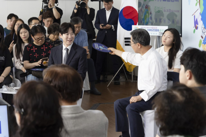 30일 시흥에코센터에서 진행된 '경기도 기후도민총회'에 참석한 김동연 경기도지사가 진행자 박찬민 아나운서에게 부채질을 해주고 있다. 김 지사는 진행 중 윗옷을 벗고 진행할 것을 권하고 중간중간 부채질로 땀을 식혀줬다. /사진제공=경기도