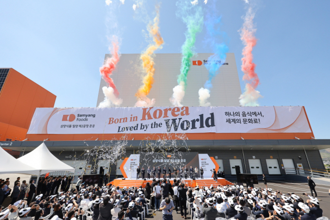 NH투자증권이 높은 성장률을 이유로 삼양식품 목표가를 165만원으로  올렸다. 사진은 삼양식품 밀양 제2공장 준공식./사진=삼양식품