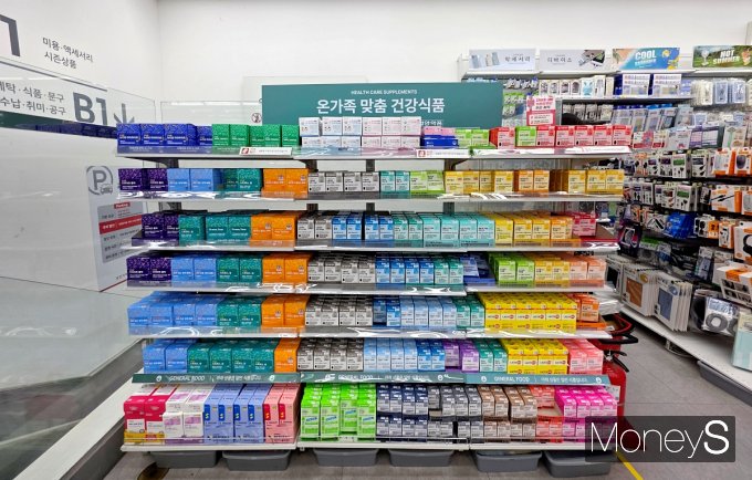 수도권 한 다이소 매장에 마련된 건강기능식품 특화 코너. /사진=황정원 기자